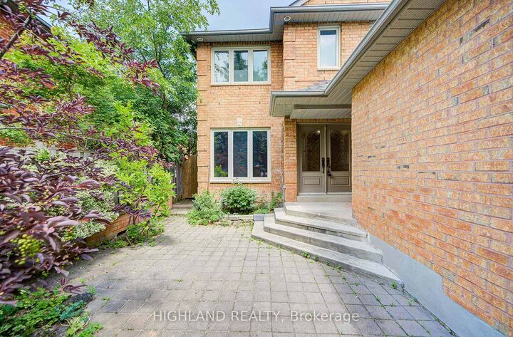 Property Photo: 4369 Spinningdale Court ON L5M 3J9
