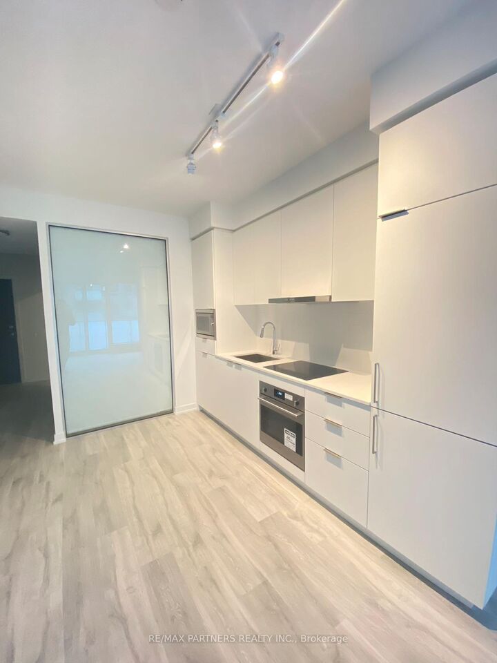 Photo de la propriété:  7 Golden Lion Heights N723  ON M2M 0C1 
