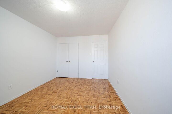 Property Photo:  5 Glamorgan Avenue 410  ON M1P 4P1 