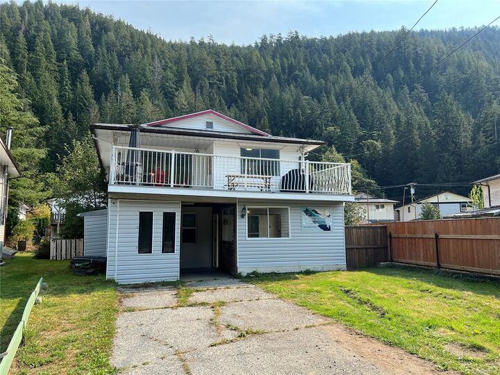 537 Maquinna Dr N — photo 1