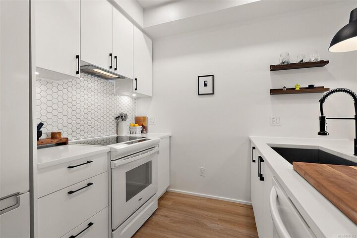 Property Photo:  2348 Beacon Ave #203  BC V8L 1X3 