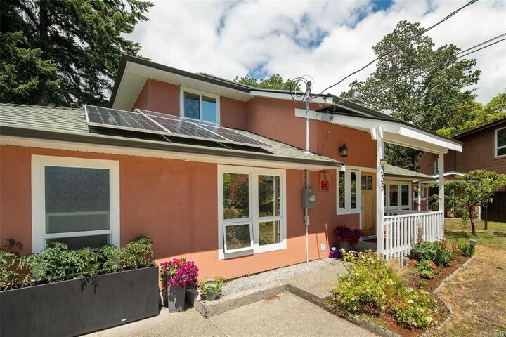 Property Photo: 335 Damon Dr BC V9B 5G5