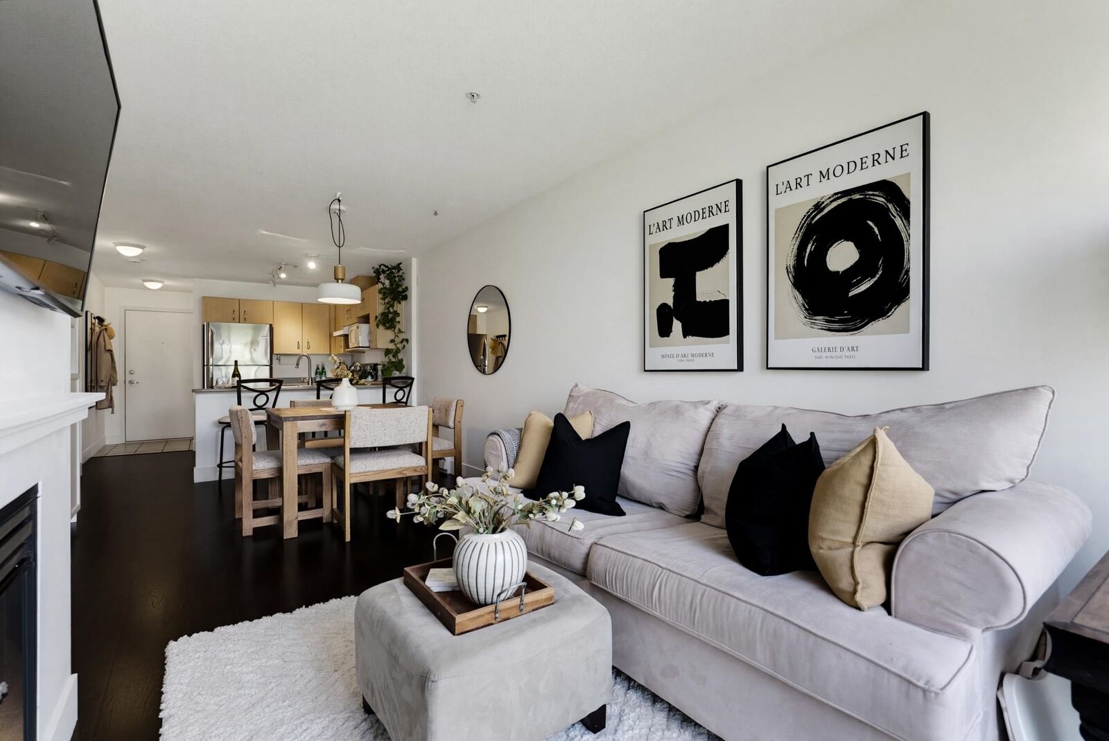 Property Photo:  332 Lonsdale Avenue 323  BC V7M 3M5 