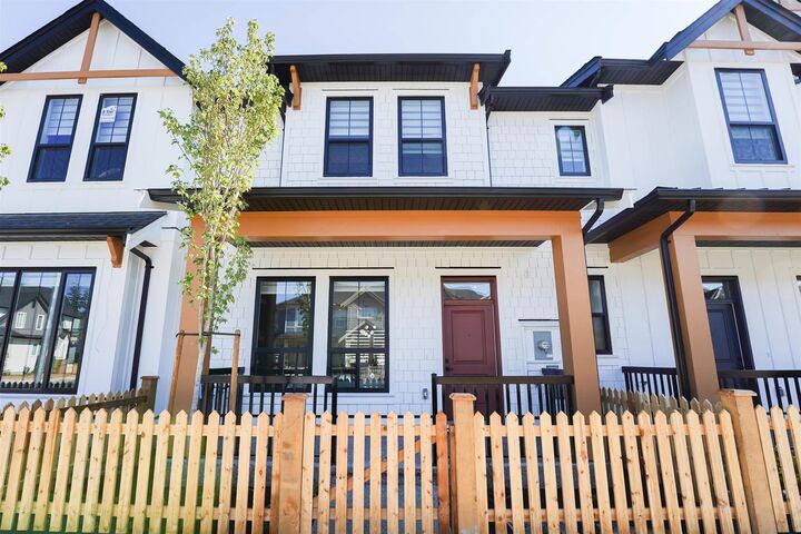 20482 76 Avenue — photo 1