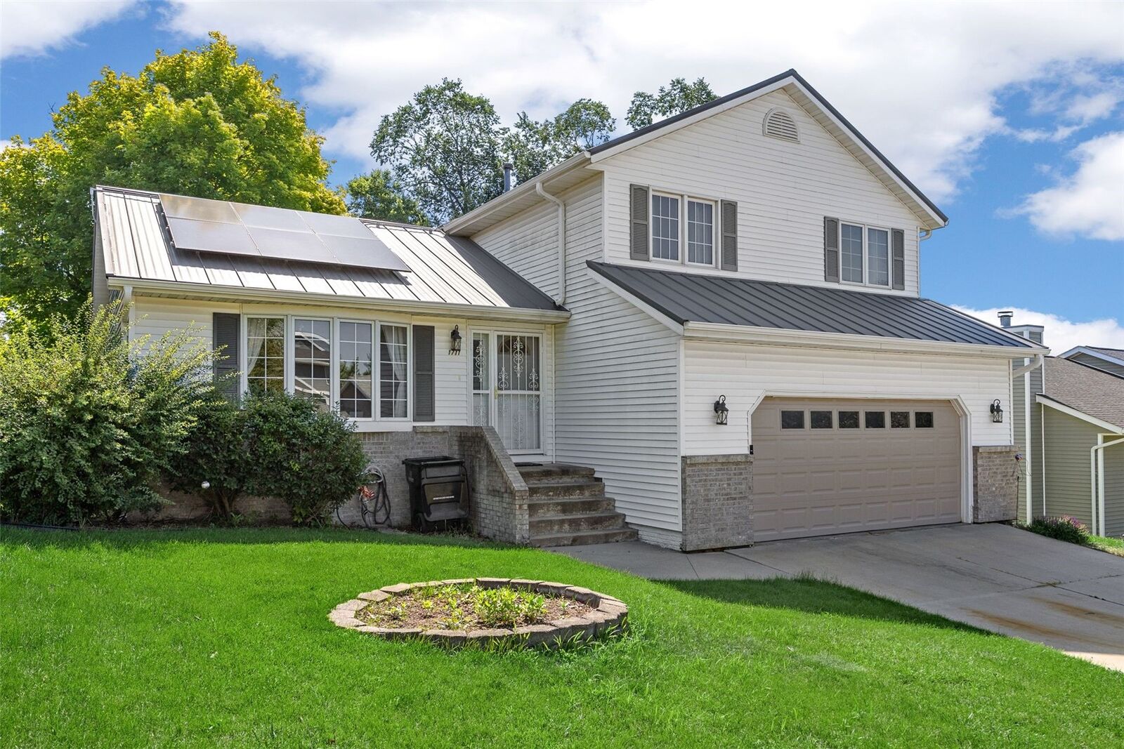 Property Photo:  1711 Hamer NW  IA 52405 