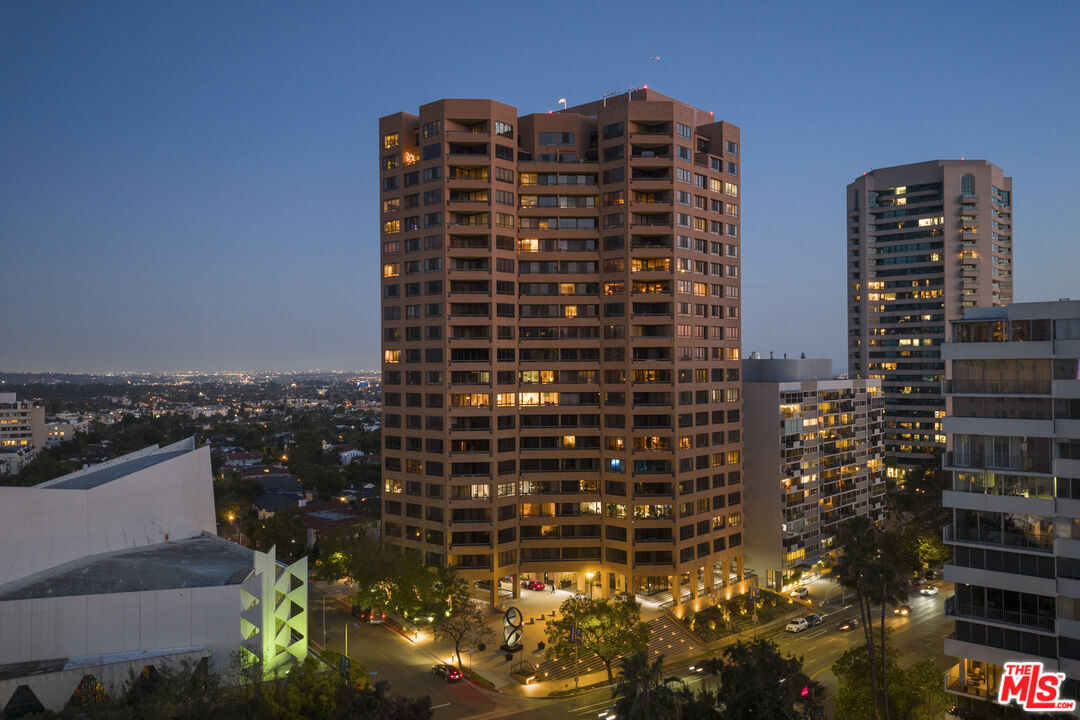 Property Photo:  10430 Wilshire Blvd  CA 90024 