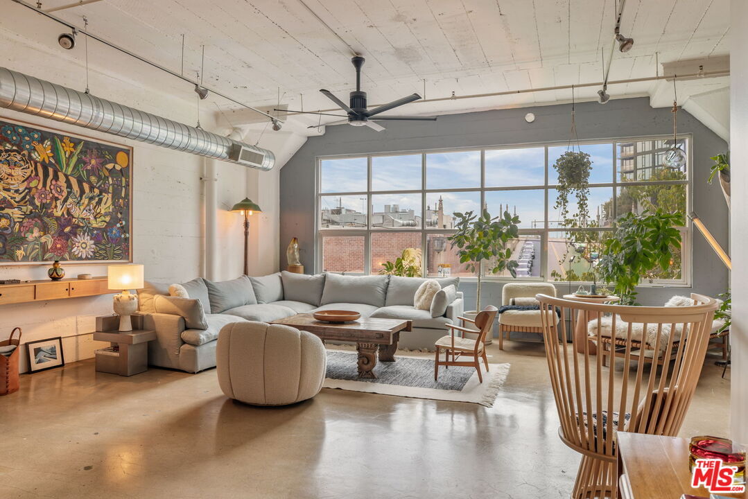 Property Photo: 530 Molino St CA 90013