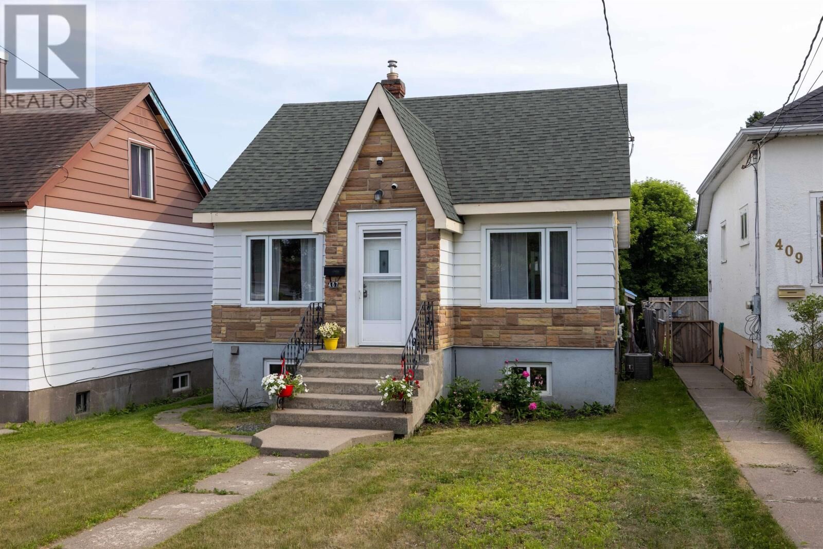 Property Photo: 407 Markland St ON P7B 2J2