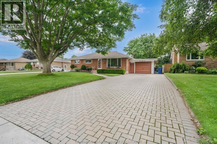 Property Photo: 252 Tweedsmuir Avenue East ON N7M 4A4
