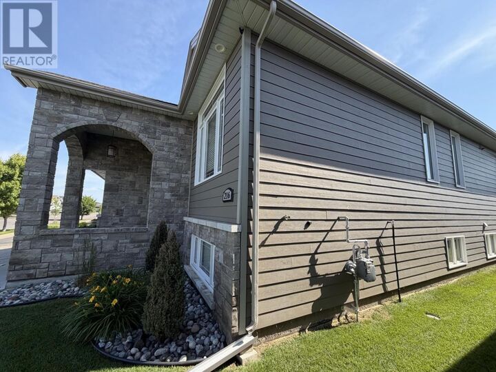 Property Photo: 216 Cougar Cres ON P7C 0B2