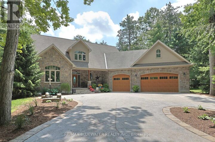9956 Pinetree Crescent — photo 1