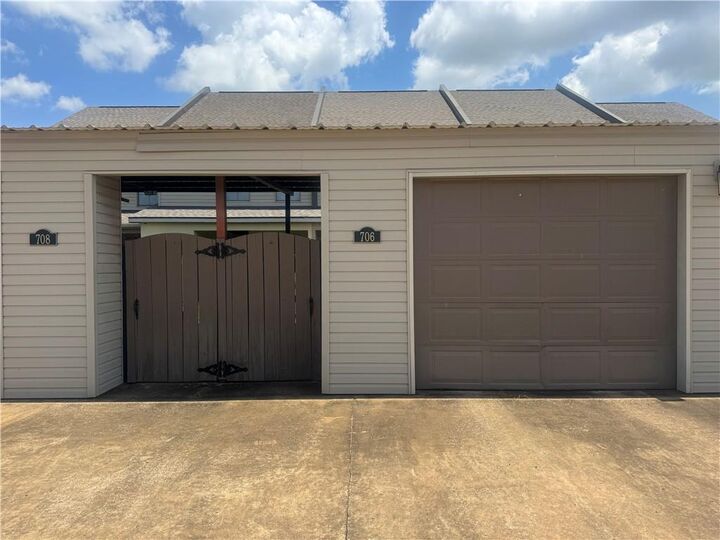 Property Photo:  706 Toulouse Street  LA 71301 