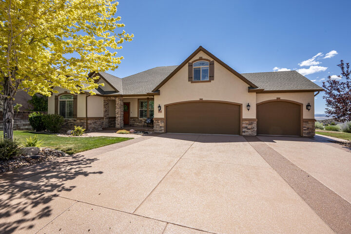 Property Photo: 556 S Josie Cir UT 84720