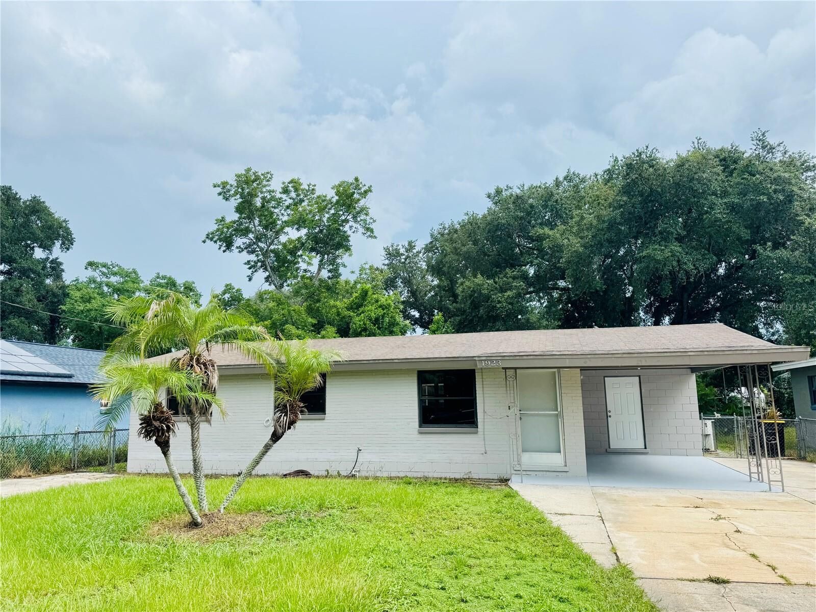 Property Photo: 1923 Fruitland Park Circle FL 33839