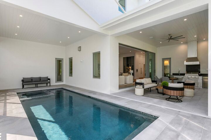 Property Photo:  423 S Royal Poinciana Drive  FL 33609 