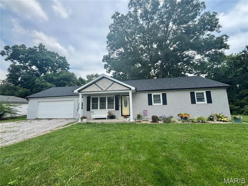 Property Photo:  4 N Hickory Street  IL 62285 