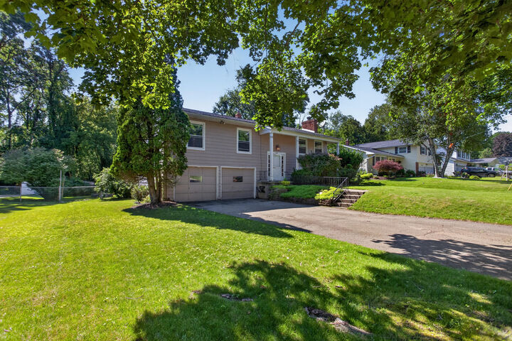 Property Photo: 2130 Creglow Drive MI 49203