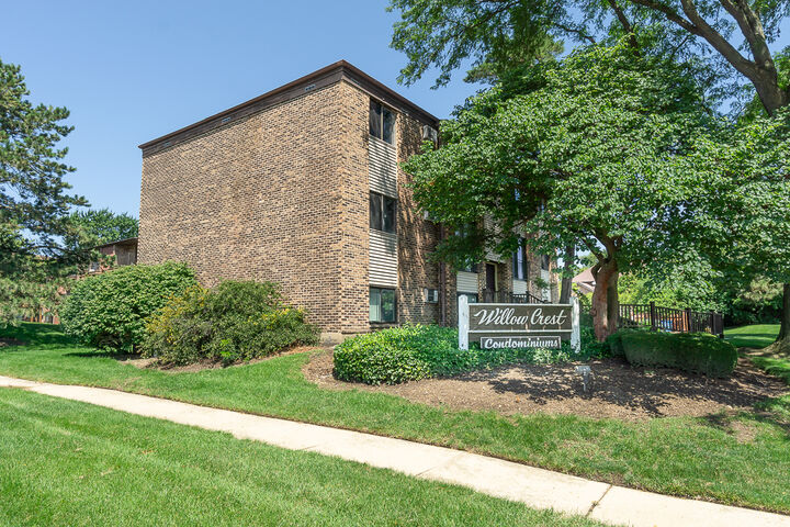 Property Photo: 178 Dunteman Drive 302 IL 60139