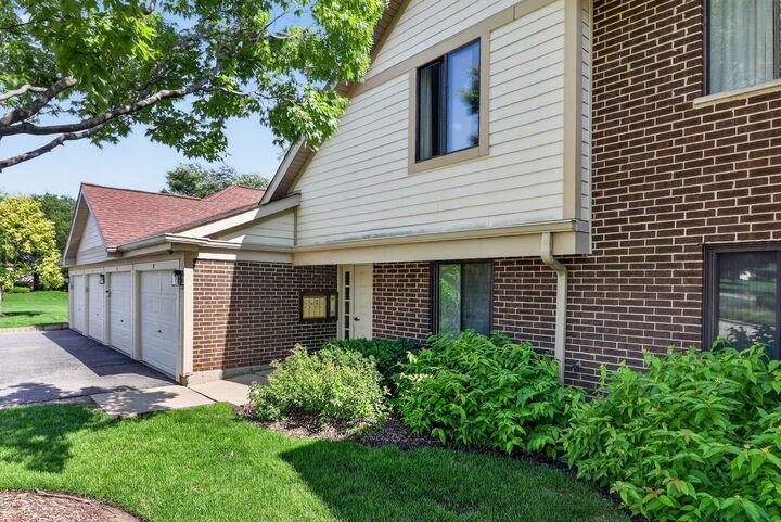Property Photo:  863 E Coach Road 1  IL 60074 