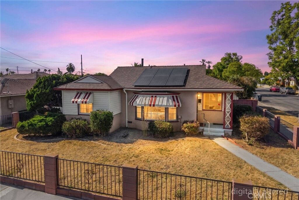 Property Photo:  1517 W Borchard Avenue  CA 92704 