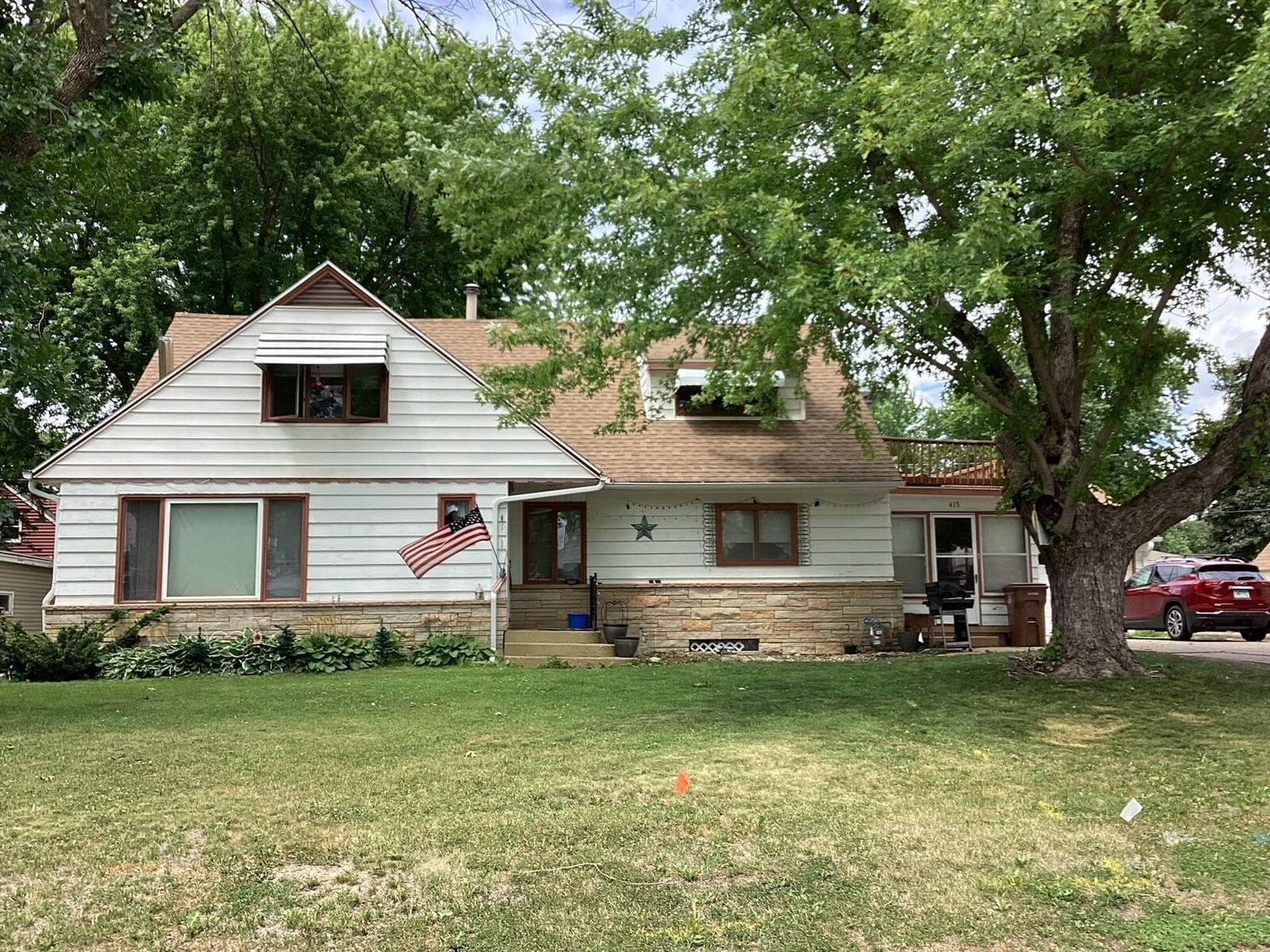 Property Photo:  413 Hawthorne Street E  MN 56007 