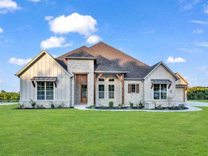 Property Photo:  320 Tiara Trail  TX 76108 