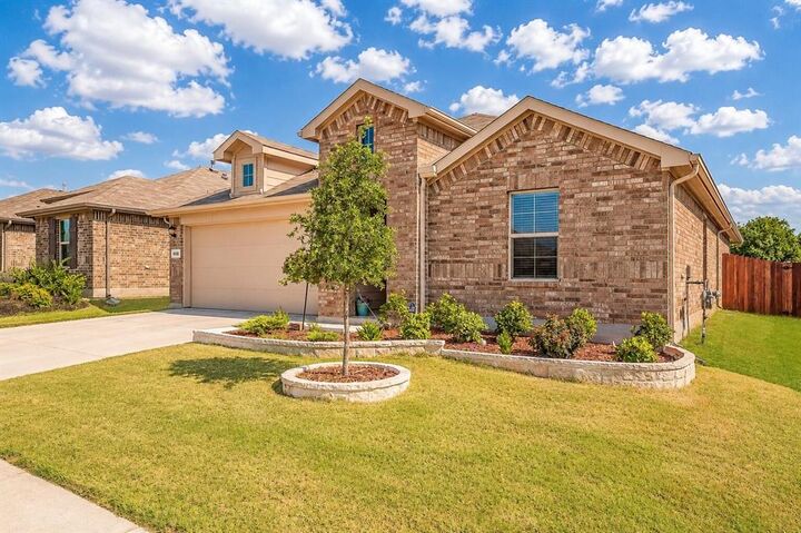 Property Photo: 860 Round Robin Lane TX 76131