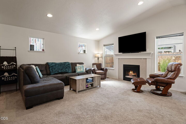 Property Photo:  21184 Darnel Avenue  OR 97702 
