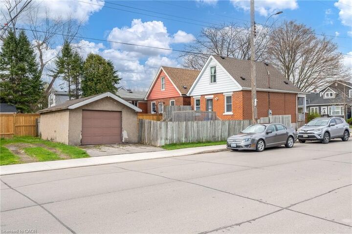 Property Photo:  118 Cameron Avenue N  ON L8H 4Z2 