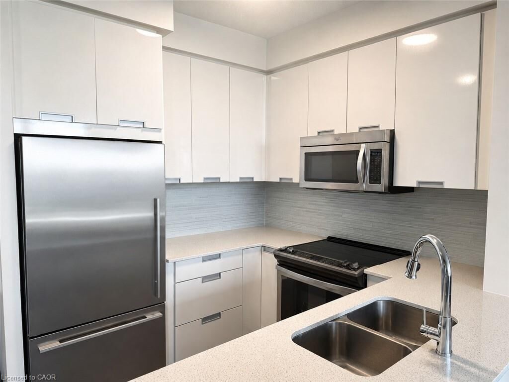 Property Photo:  55 Eglinton Avenue W 606  ON L5R 0E4 