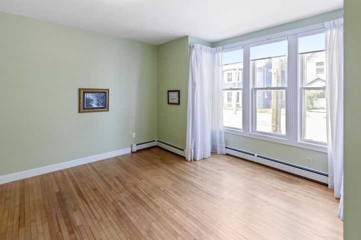 Property Photo:  202-204 Euston Street 1  PE C1A 1W8 