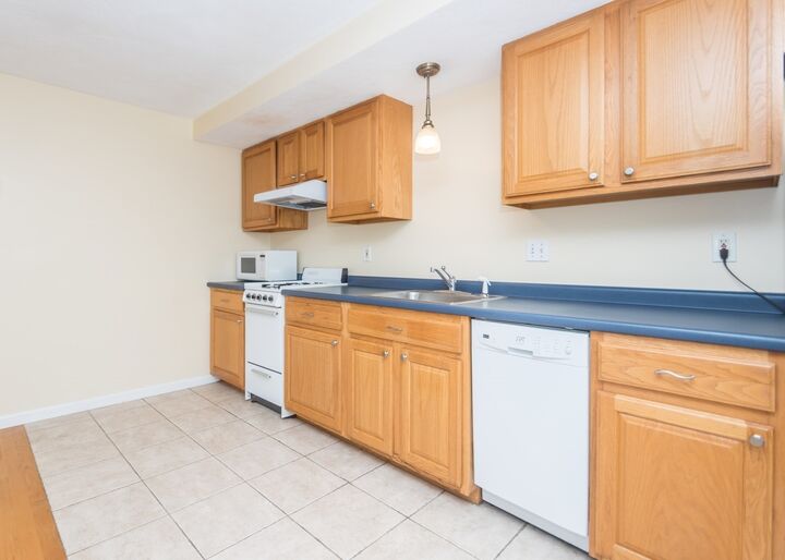 Property Photo:  10 Middle Street Ct 7  MA 02451 