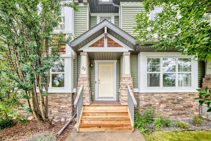 Property Photo: 22 Everwillow Circle SW AB T2V 4V2