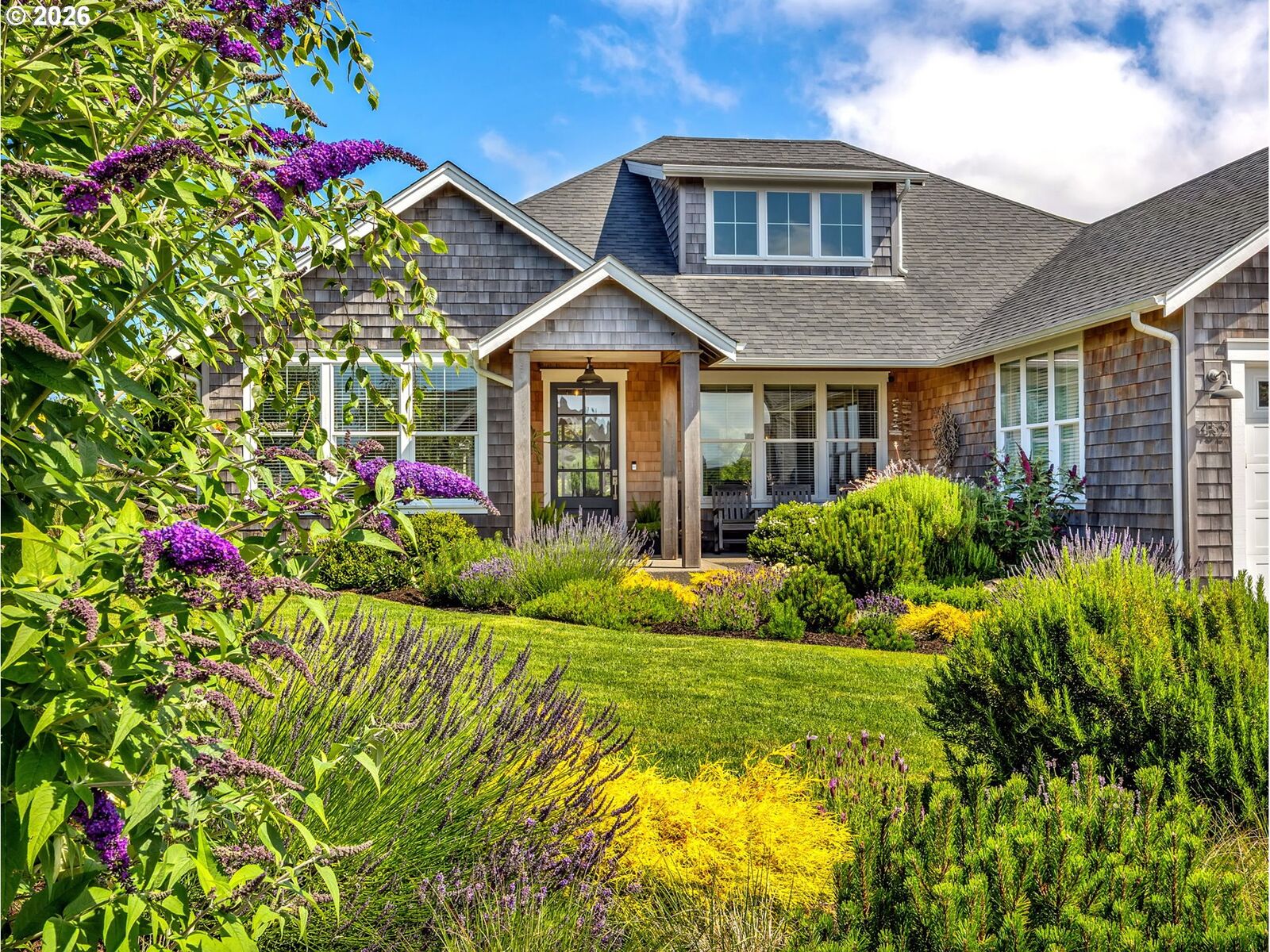 Property Photo: 452 Diamond Ln OR 97138