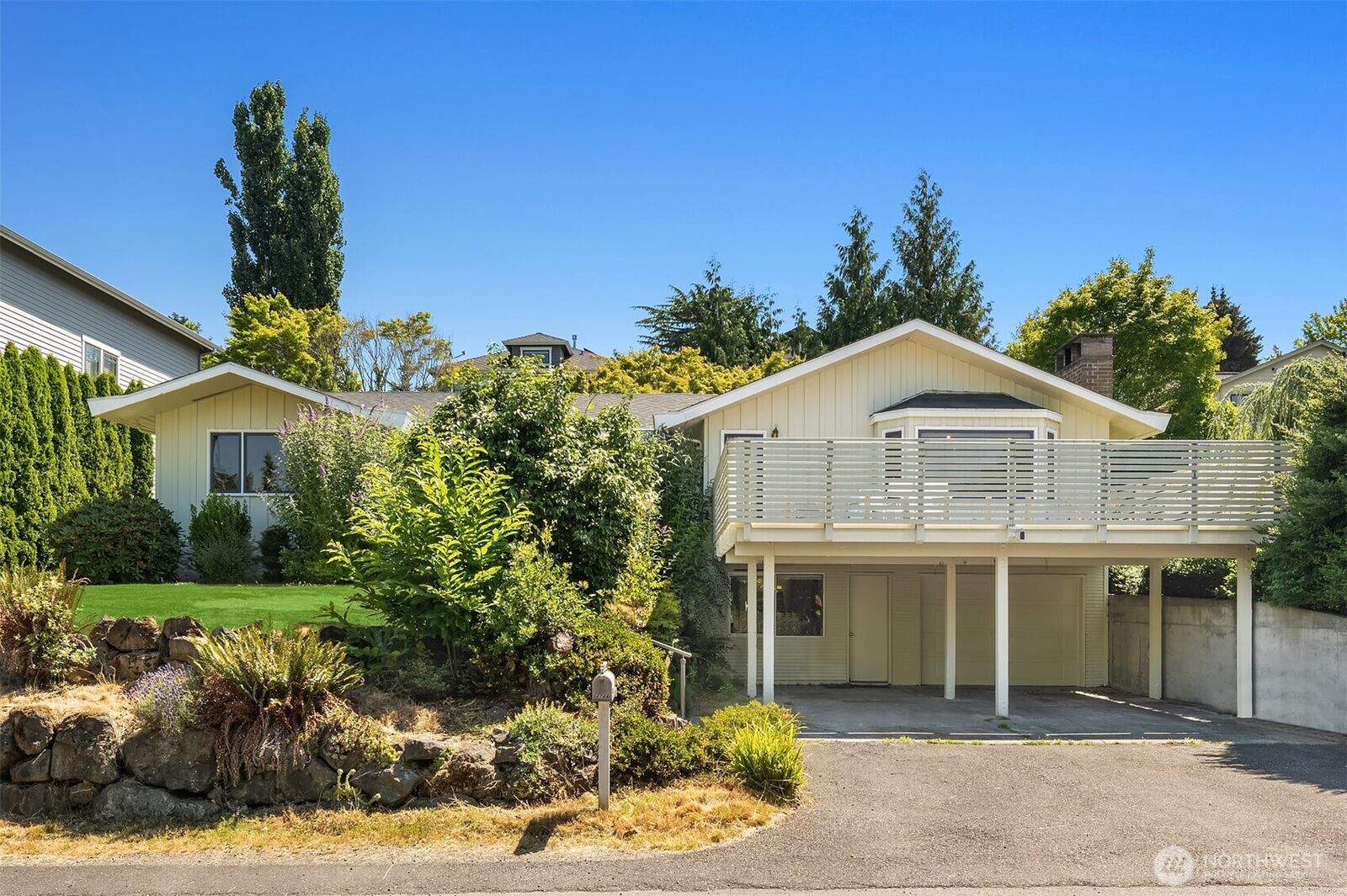 Property Photo:  4744  44th Avenue NE  WA 98105 