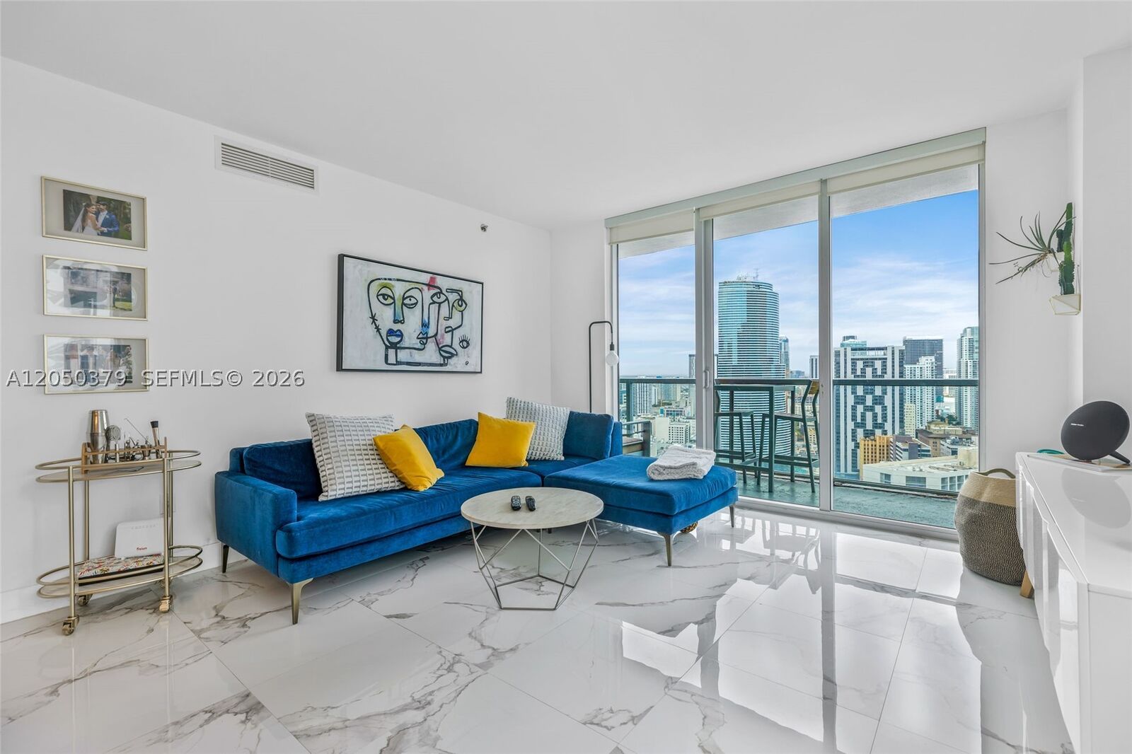 Property Photo:  55 SE 6th St 3807  FL 33131 