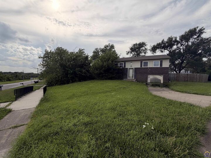 Property Photo: 942 SE 37th St KS 66605