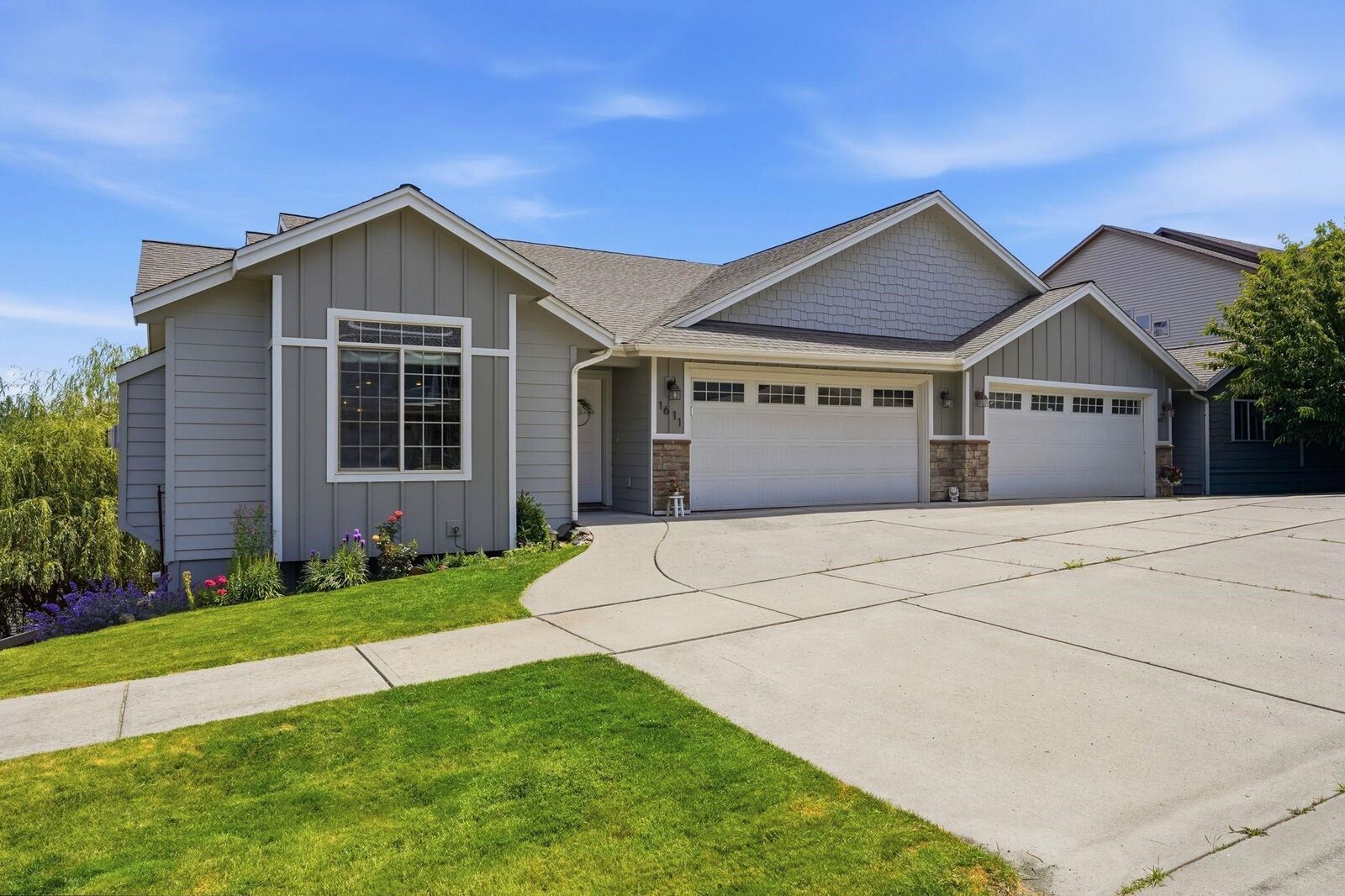 Property Photo:  1611 S Cochran St  WA 99224 