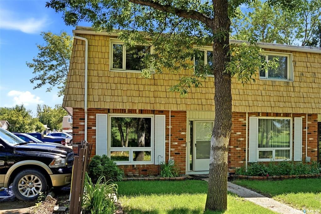 Property Photo: 98 Oakview Drive SK S4R 0E4