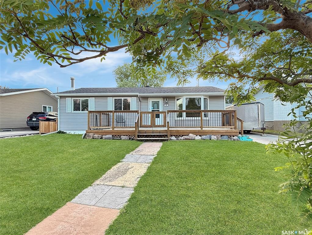 Property Photo: 10 Macdonald Crescent SK S9H 4A7