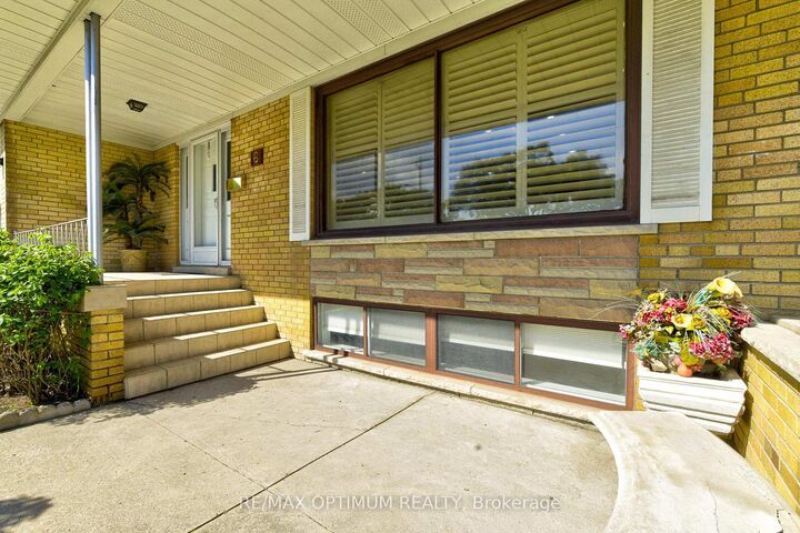 Property Photo: 6 Evernby Boulevard ON M9R 3G8