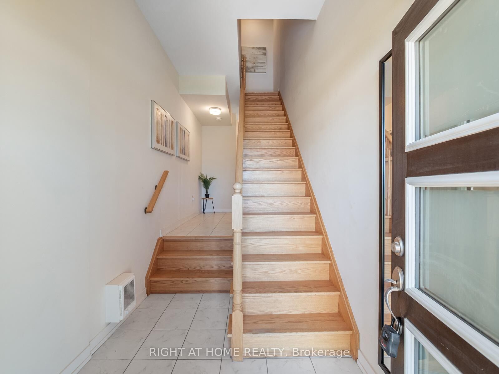 Property Photo:  2550 Castlegate Crossing 403  ON L1X 0H6 