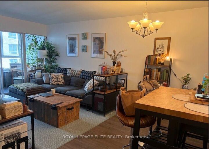 Property Photo: 711 Bay Street 820 ON M5G 2J8