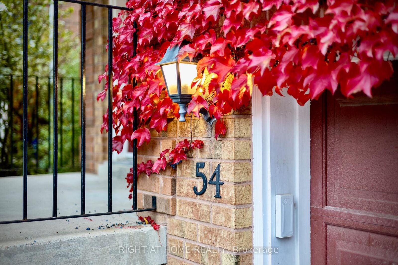 Property Photo:  54 Amberhill Way  ON L4G 7E1 