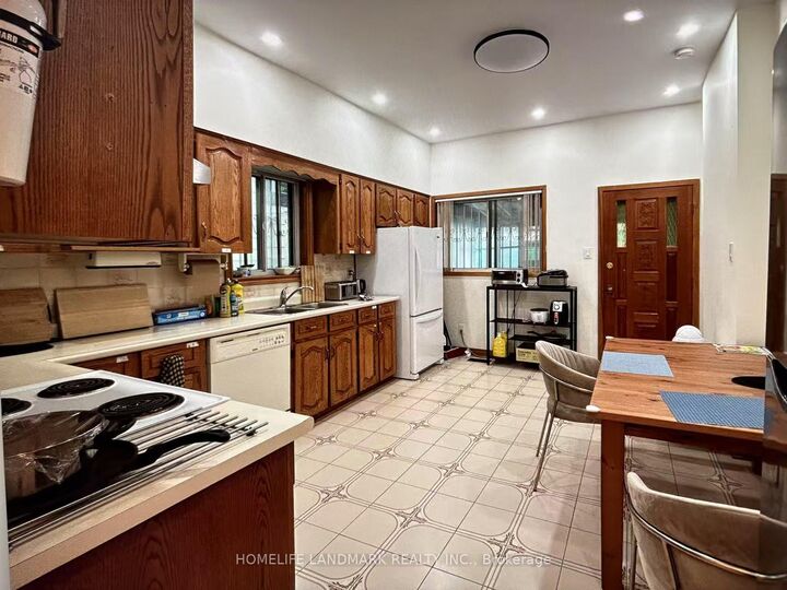 Property Photo:  34 Ulster-1bedrm Street  ON M5S 1E3 
