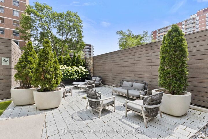 Property Photo:  21 Park Street E 717  ON L5G 1L7 