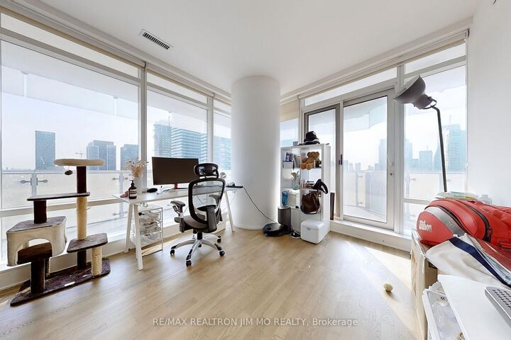 Property Photo:  1 Bloor Street E 2304  ON M4W 0A8 