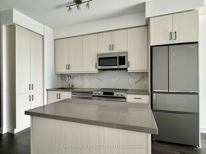 Property Photo: 75 Oneida Crescent Lph02 ON L4B 0H3