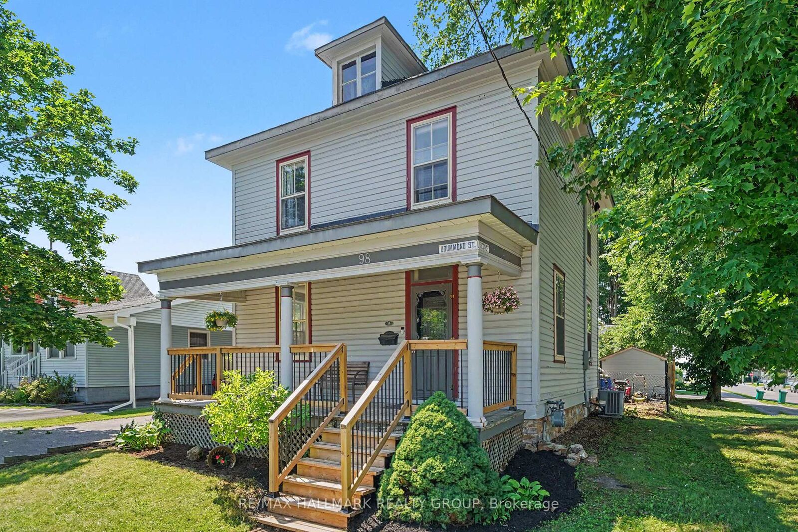Property Photo:  98 Drummond Street E  ON K7H 1H1 