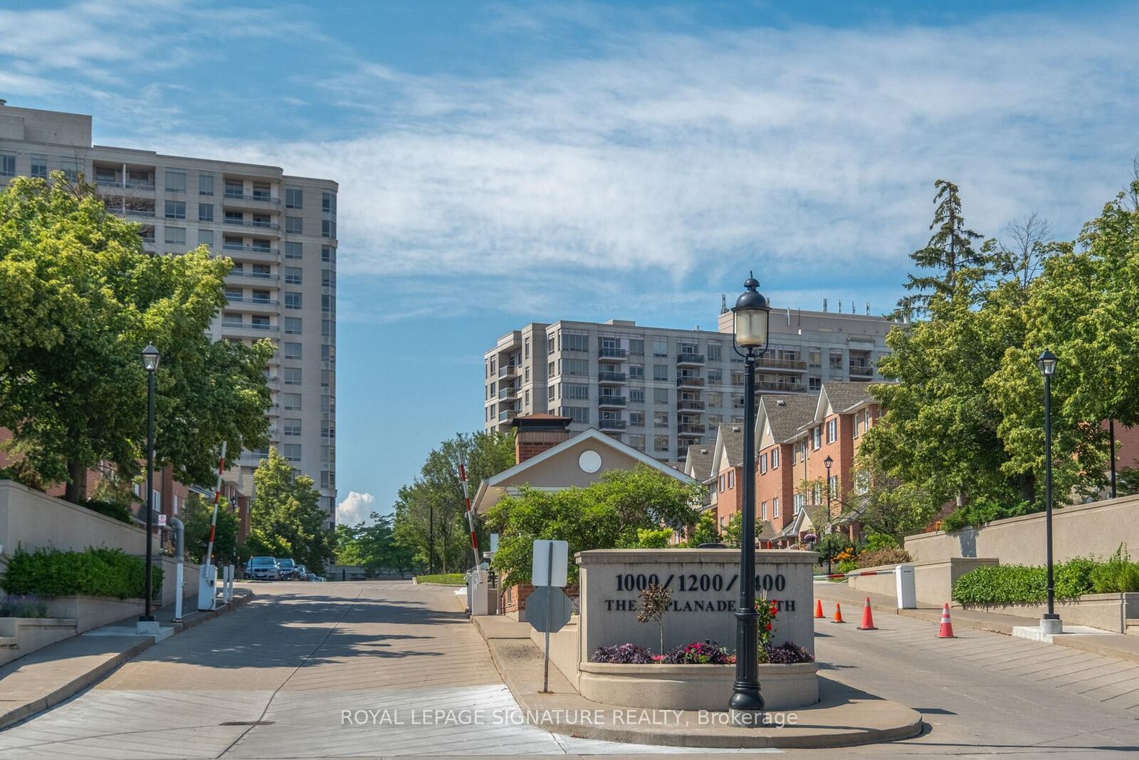Photo de la propriété: 1200 The Esplanade Road N 810 ON L1V 6V3